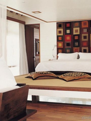 Zimmer mit traditionellem Dekor und bunten Wandpaneelen