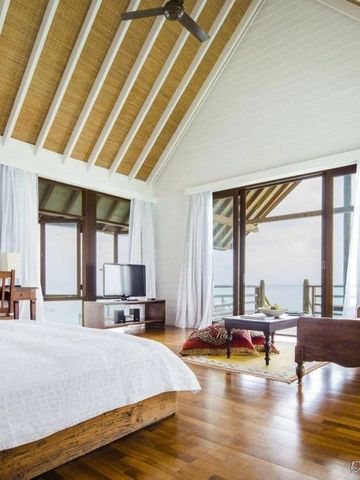 Geräumiges Schlafzimmer mit Meerblick und Holzmöbeln