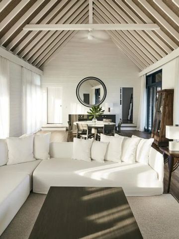 Helle Villa mit hohen Decken und modernen Möbeln