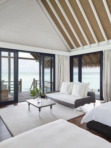 Schlafzimmer mit Meerblick und gemütlicher Sitzecke