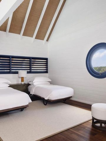 Geräumiges Schlafzimmer mit Twin-Betten und Rundfenster