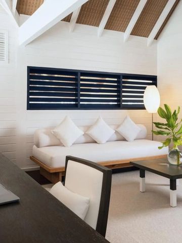 Zeitgemäße Einrichtung mit Sofa und Schreibtisch