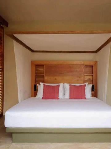 Zimmer mit großem Bett und eleganten hölzernen Akzenten