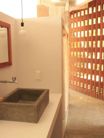 Elegantes Badezimmerdesign mit Betonelementen und Holzwänden