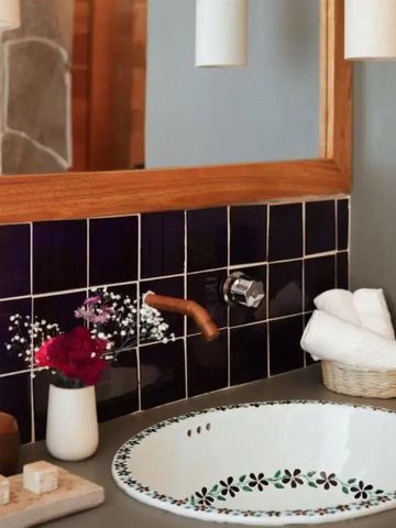 Stilvolles Waschbecken mit floralen Keramikdetails und dekorativen Elementen