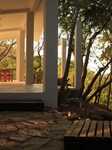 Terrasse mit Natursteinboden und Blick auf einen Wald im Cocolia Hotel