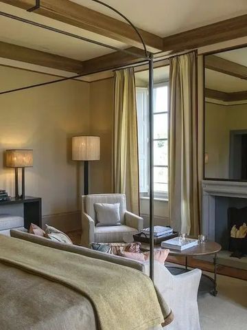 Luxuszimmer mit großem Bett Kamin und edler Einrichtung