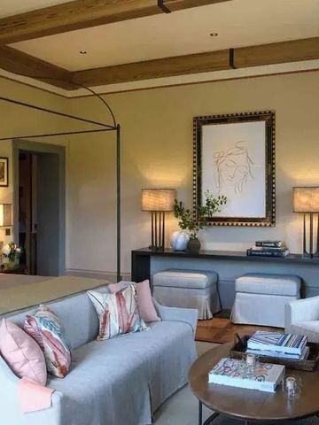 Großzügiges Zimmer mit Sitzbereich und edler Dekoration