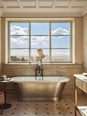 Luxuriöses Badezimmer mit freistehender Wanne und Blick auf Florenz.