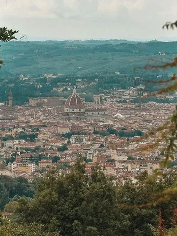 Atemberaubender Ausblick auf Florenz umgeben von grünen Hügeln.