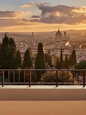 Atemberaubender Blick auf Florenz mit dem Dom im Sonnenuntergang