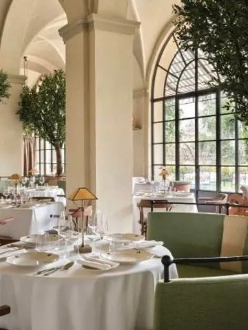 Elegantes Restaurant mit hohen Decken und großen Fenstern