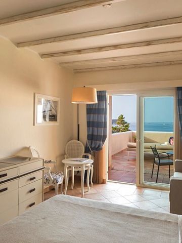 Helles Zimmer mit Balkon und Meerblick durch große Fenstertür