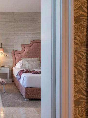 Luxuriöse Suite mit modernem Dekor und Plüschbett