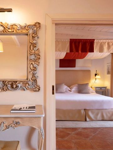 Einladendes Schlafzimmer mit Spiegel und gemütlichem Doppelbett in warmen Tönen