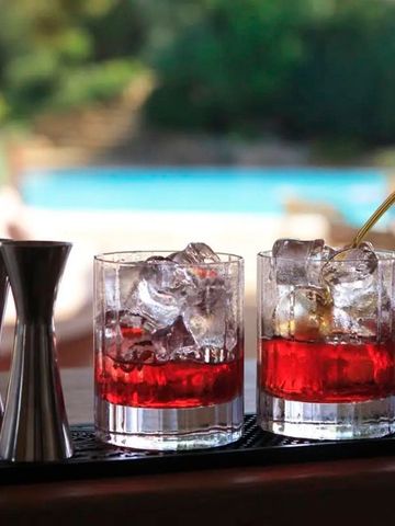 Zwei Cocktails mit Eis am Pool im CPH Pevero Hotel