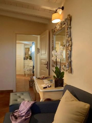 Elegantes Hotelzimmer mit stilvollem Dekor und Orchidee