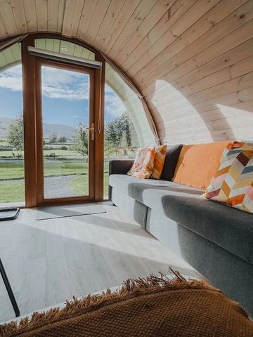 Kleine gemütliche Hütte mit Holzinnenraum und Blick auf grüne Landschaft