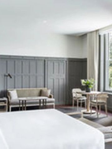 Elegantes Hotelzimmer mit großen Fenstern und stilvollem Interieur