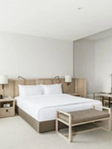 Helles Hotelzimmer mit modernen Möbeln und Doppelbett