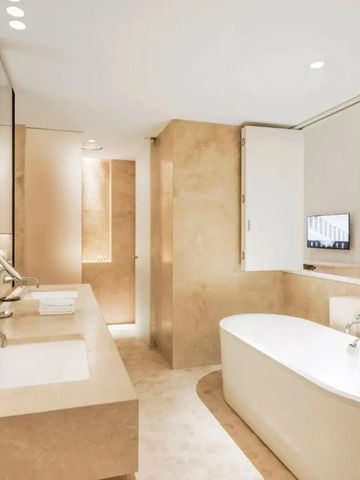 Luxuriöses Badezimmer mit freistehender Badewanne und Doppelwaschbecken