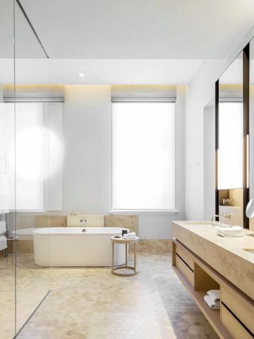 Modernes Badezimmer mit großer Badewanne und natürlichem Licht