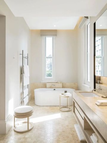 Helles Badezimmer mit stilvollem Design und großer Badewanne