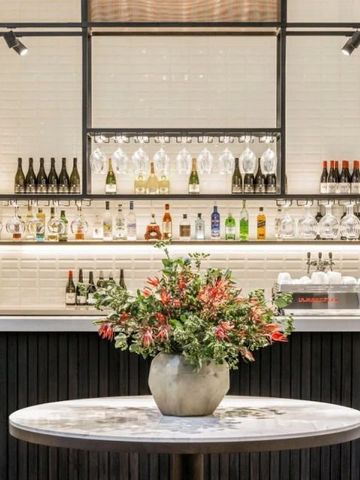 Elegante Hotelbar mit vielfältiger Auswahl an Spirituosen und Blumendekoration