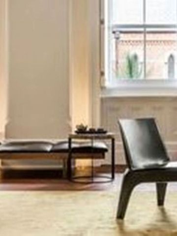 Moderne Hotellounge mit stilvollen Möbeln und großen Fenstern