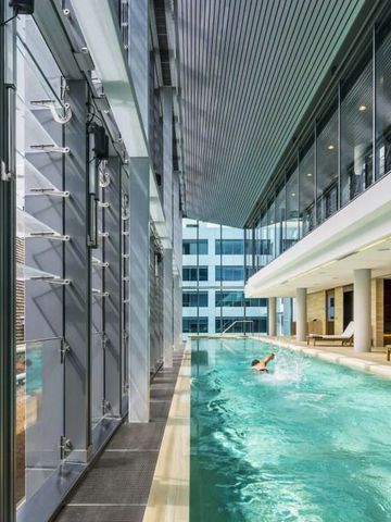 Innenpool mit moderner Glasfassade und Liegen