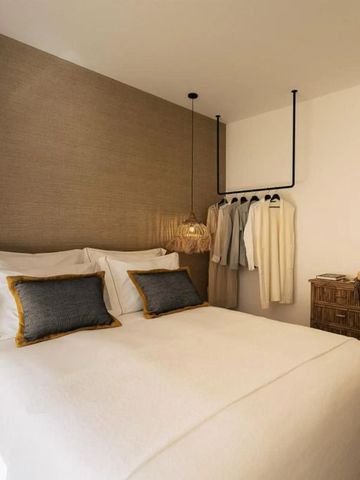 Gemütliches Hotelzimmer mit Doppelbett, eleganten Kissen und hölzernen Möbel.