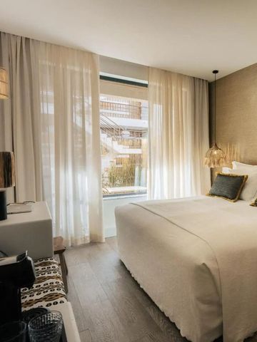 Einladendes Schlafzimmer mit modernem Stil, großem Fenster und eleganter Beleuchtung.