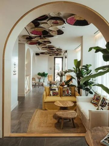 Elegante Hotellobby mit bunten Dekorationselementen und gemütlichen Sitzgruppen