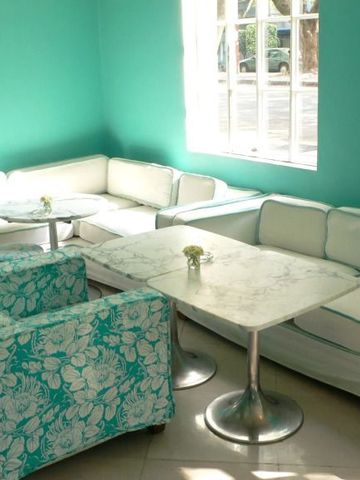 Gemütliche Lounge mit türkisfarbenen Sofas und Marmortisch