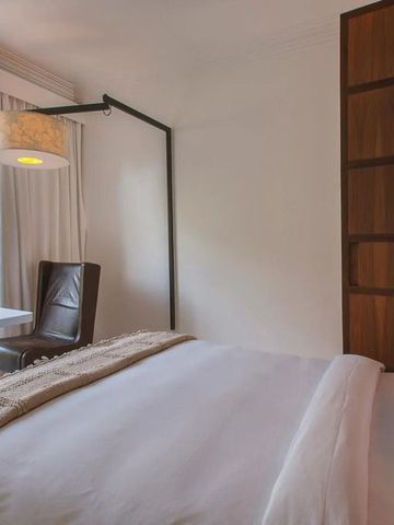 Helles Hotelzimmer mit großem Fenster und Schreibtisch