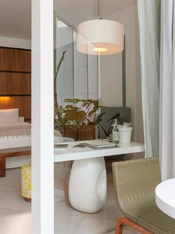 Modernes Hotelzimmer mit stilvoller Inneneinrichtung, hölzerne Akzente und weiße Möbel