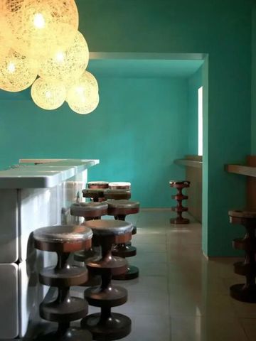 Gemütliche Lounge mit Hockern und stimmungsvoller Beleuchtung