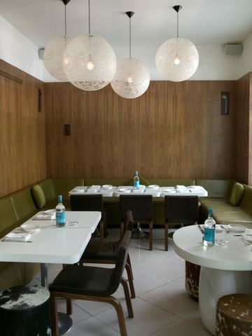 Modernes Restaurant mit stilvollen Tischen und sanfter Beleuchtung