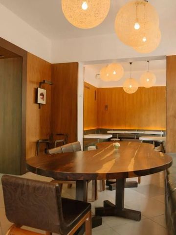 Holzmöblierung in einem stilvollen Speiseraum mit warmem Ambiente