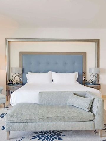 Elegantes Schlafzimmer im Conrad Algarve mit luxuriösem Bett und dezenter Beleuchtung.