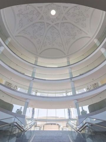 Beeindruckende Architektur des Conrad Algarve mit kunstvoller Decke und Glasbalkonen