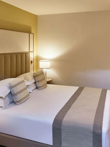 Modernes Hotelzimmer mit gemütlichem Doppelbett und stilvollen Details
