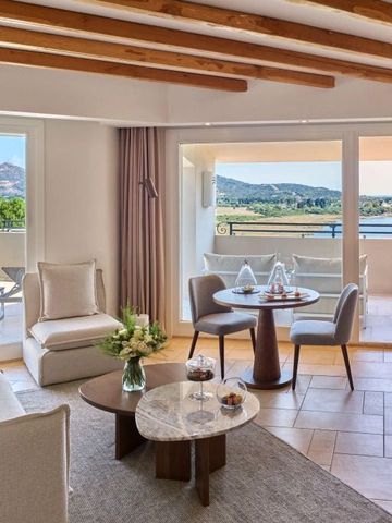 Luxuriöser Wohnbereich mit Panoramablick auf die Landschaft und elegante Einrichtung