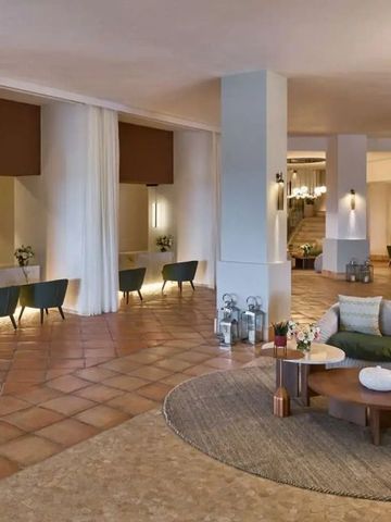 Elegante Hotellobby mit modernen Sitzbereichen und dezenter Beleuchtung