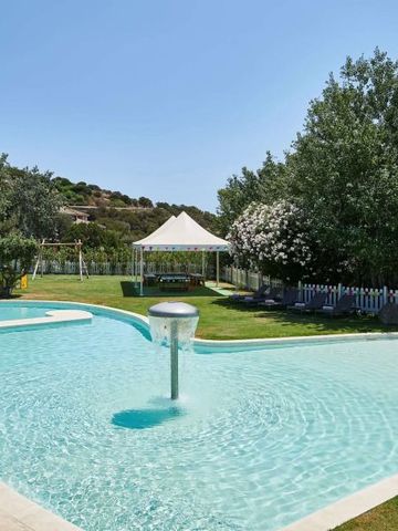 Kinderfreundlicher Poolbereich mit Planschbecken und Gartenanlage