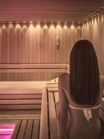 Gemütliche Sauna mit warmem Holzdesign und entspannter Atmosphäre