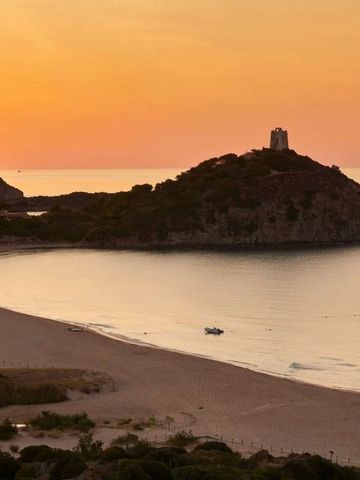 Sonnenuntergang über einer Küstenlandschaft, kleine Insel mit Turm, weicher Sandstrand.