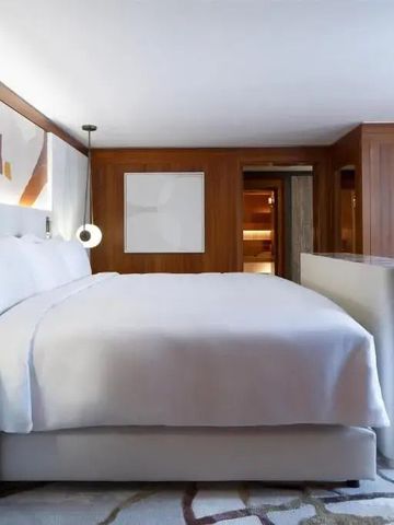 Luxuriöses Zimmer mit Holzakzenten und komfortablem Doppelbett