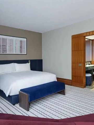 Geräumiges Hotelzimmer mit Doppelbett und modernem Badezimmer