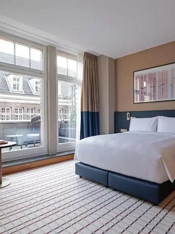 Hotelzimmer mit großem Fenster und Balkon